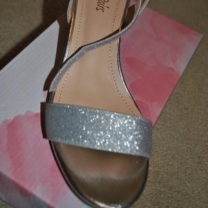 Dream pairs silver glitter sandals. Block heal. Size 7